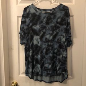 Old Navy Luke T-shirt. XXL. Hi-low hem. Blue tie dye pattern